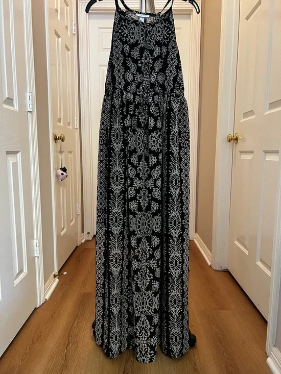 Liz Lange Maternity Black & White Floral Halter Maxi Dress - Picture 3 of 8
